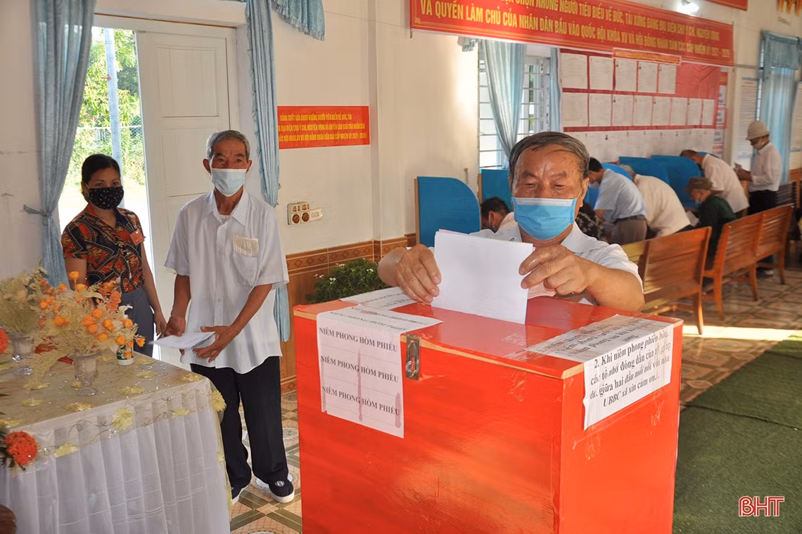 Cử tri Hà Tĩnh náo nức bầu chọn người đại biểu Nhân dân