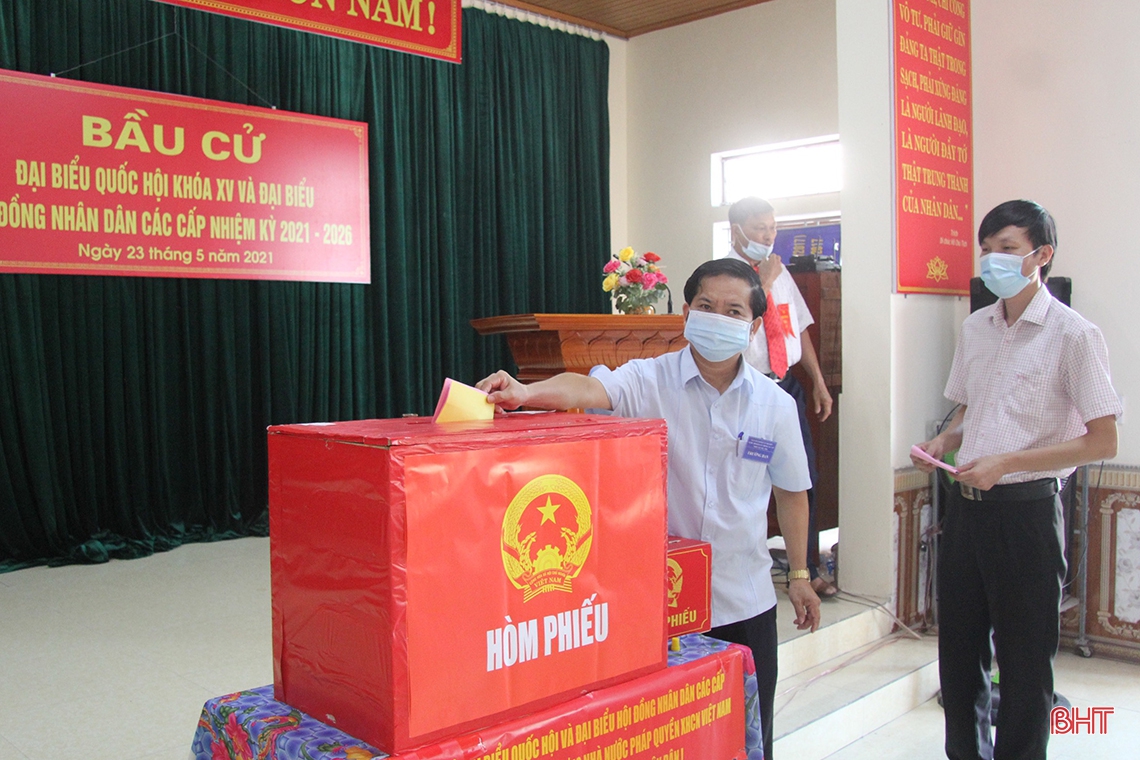 Cử tri Hà Tĩnh náo nức bầu chọn người đại biểu Nhân dân