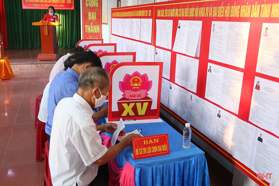 Cử tri Hà Tĩnh náo nức bầu chọn người đại biểu Nhân dân