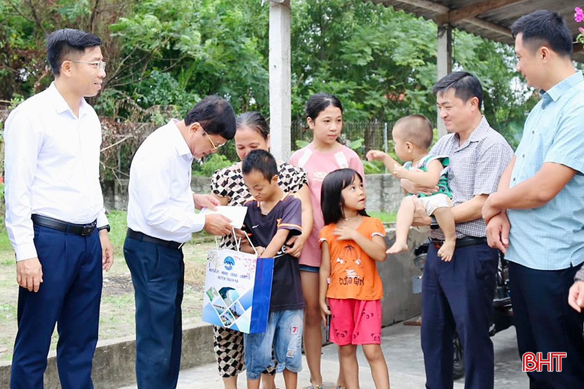 Phó Bí thư Thường trực Huyện ủy Nguyễn Văn Thắng trao quà cho trẻ em tại xã Đỉnh Bàn.