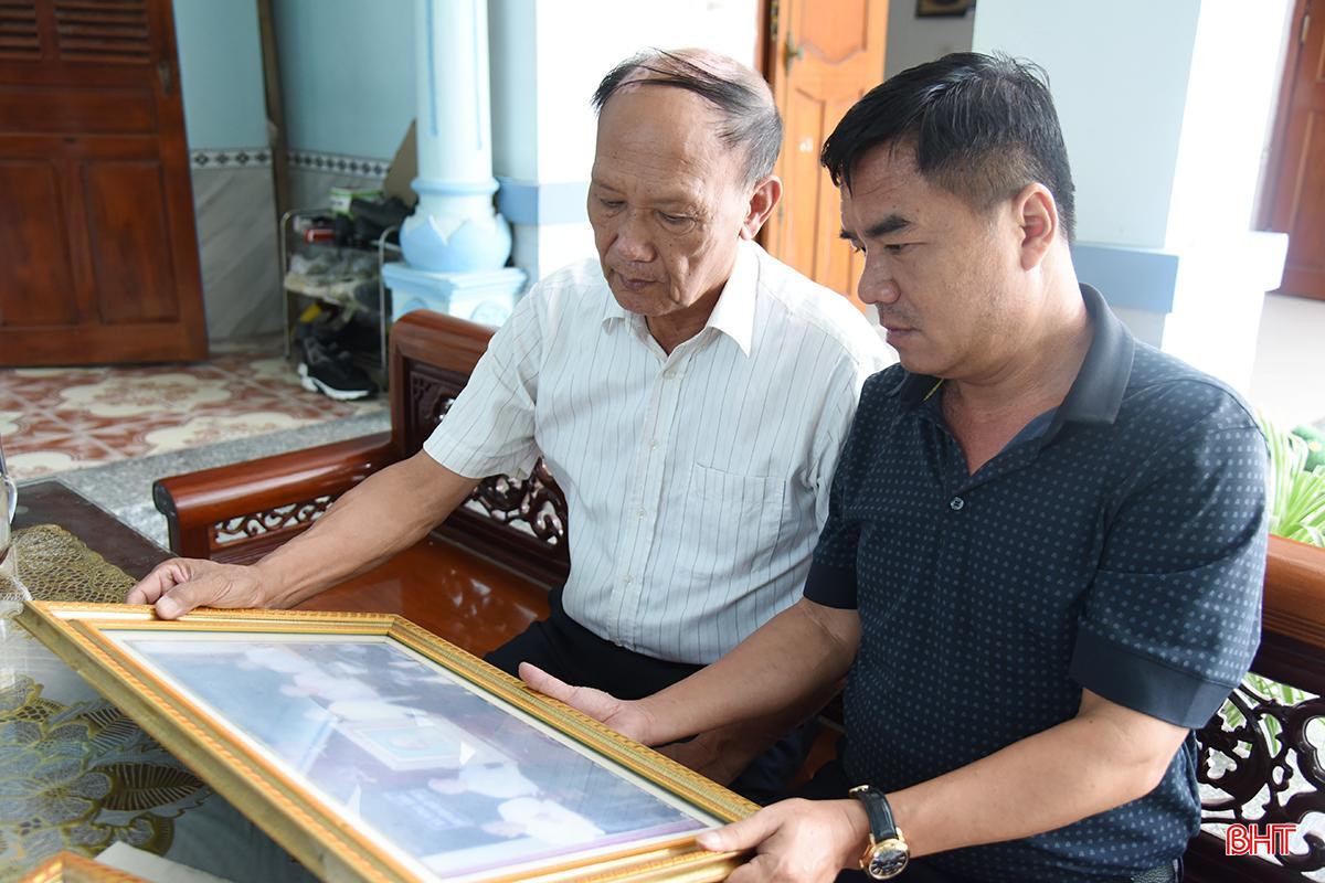 Ông Lê Tự Lập - nguyên Bí thư Đảng ủy xã Tùng Ảnh (Đức Thọ) vẫn lưu giữ bức ảnh kỷ niệm lần Tổng Bí thư về thăm.