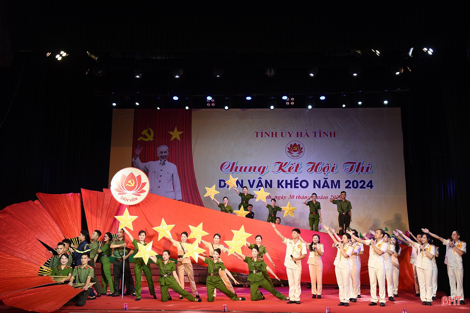 Màn chào hỏi của đội thi Công an tỉnh.