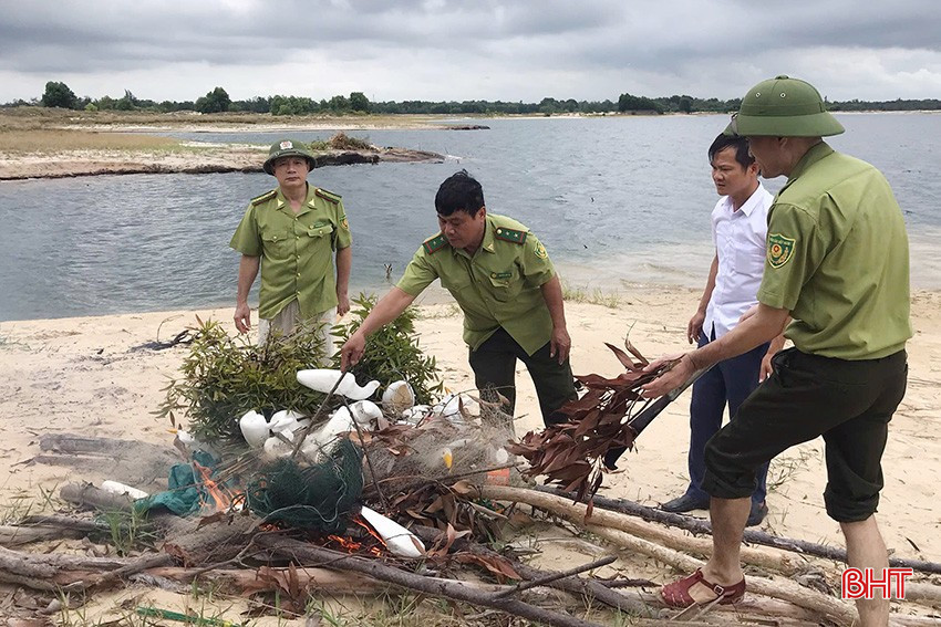 Lực lượng chức năng tiêu huỷ chim mồi giả.
