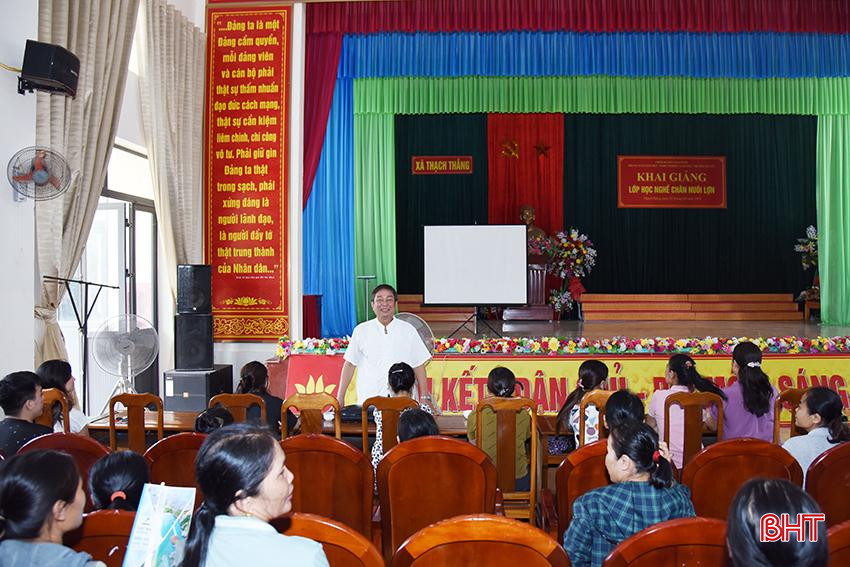 Khai giảng lớp học nghề chăn nuôi lợn ở xã Thạch Thắng tháng 8/2024.