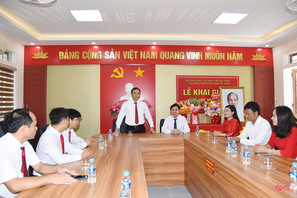 Bí thư Tỉnh ủy Hoàng Trung Dũng trò chuyện với các thầy cô Trường THPT Chuyên Hà Tĩnh.