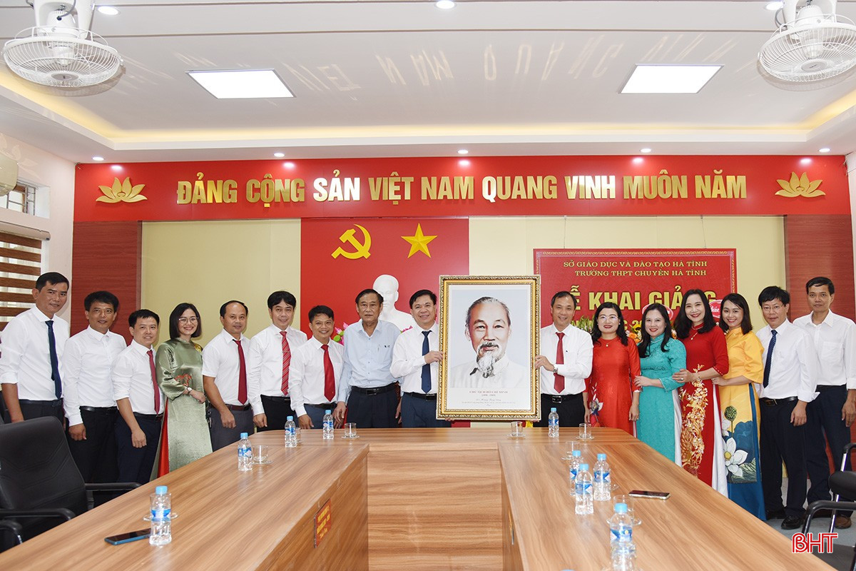 Bí thư Tỉnh ủy Hoàng Trung Dũng và lãnh đạo Sở GD&amp;ĐT trao tặng ảnh chân dung Bác Hồ cho tập thể nhà trường.