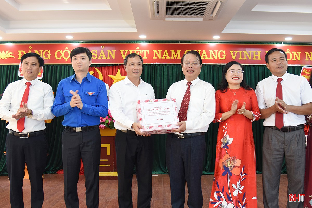Lãnh đạo Trung ương Đoàn, tỉnh Hà Tĩnh tặng quà chúc mừng cán bộ, giáo viên nhà trường.