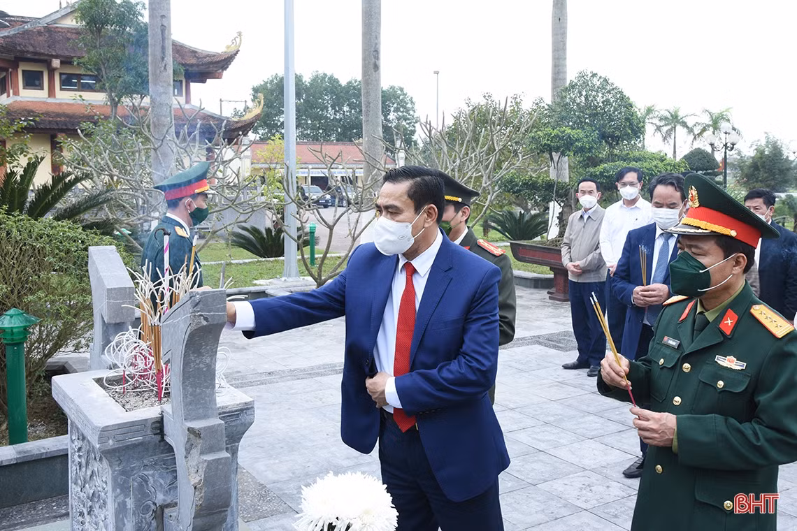 Lãnh đạo tỉnh Hà Tĩnh dâng hương tưởng niệm Chủ tịch Hồ Chí Minh và các anh hùng, liệt sỹ