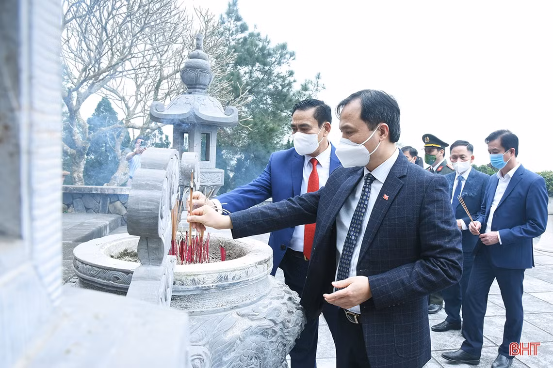 Lãnh đạo tỉnh Hà Tĩnh dâng hương tưởng niệm Chủ tịch Hồ Chí Minh và các anh hùng, liệt sỹ