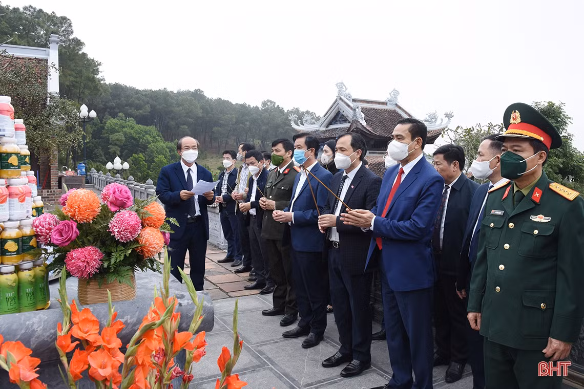 Lãnh đạo tỉnh Hà Tĩnh dâng hương tưởng niệm Chủ tịch Hồ Chí Minh và các anh hùng, liệt sỹ