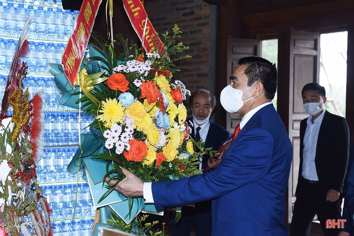 Lãnh đạo tỉnh Hà Tĩnh dâng hương tưởng niệm Chủ tịch Hồ Chí Minh và các anh hùng, liệt sỹ