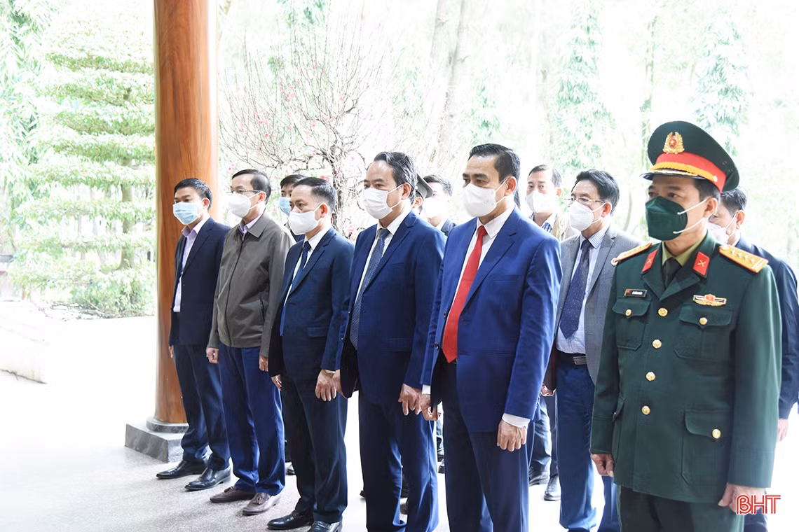 Lãnh đạo tỉnh Hà Tĩnh dâng hương tưởng niệm Chủ tịch Hồ Chí Minh và các anh hùng, liệt sỹ
