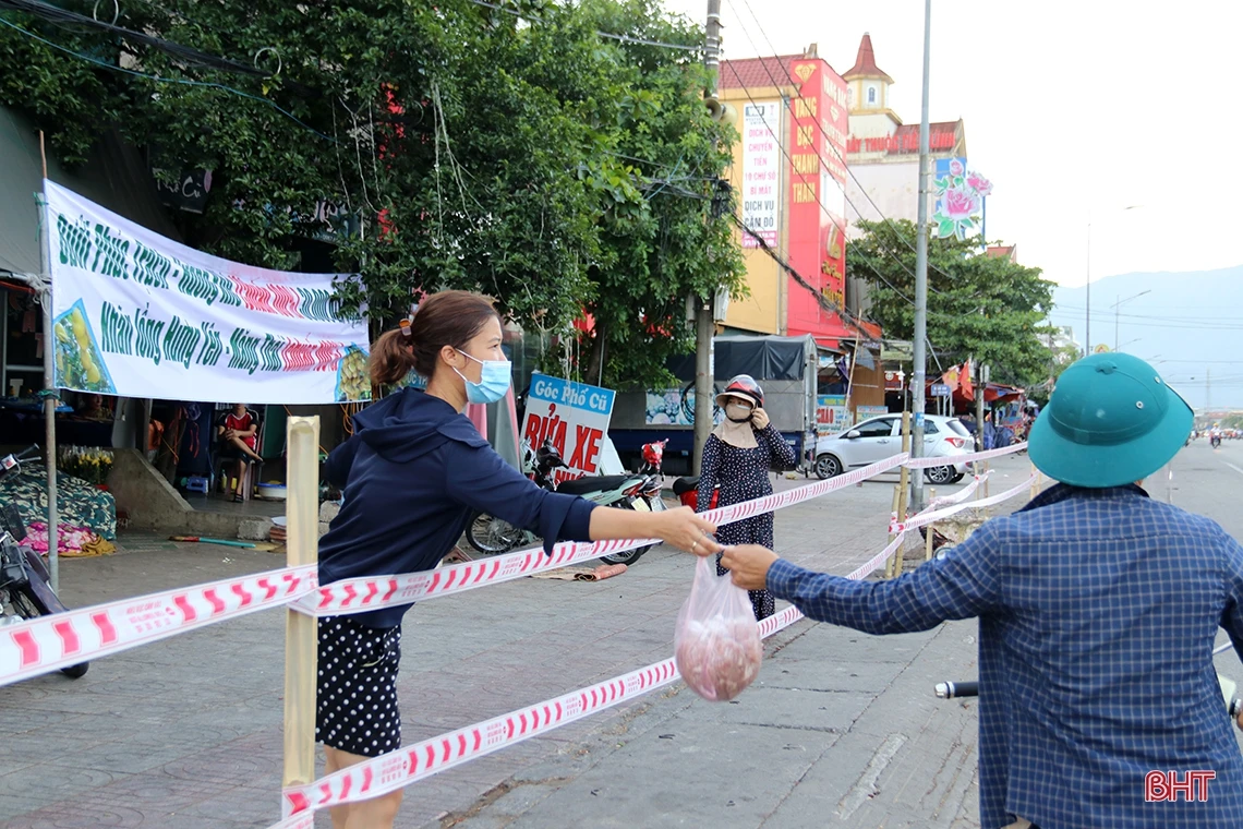 TX Kỳ Anh cách ly tạm thời 2 tổ dân phố, test nhanh COVID-19 cho 641 người