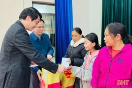 Phó Chủ nhiệm Ủy ban Đối ngoại Quốc hội tặng quà Tết tại Hà Tĩnh