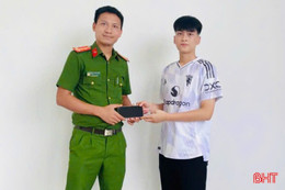 Nhặt được iPhone 15, nhờ công an tìm người trả lại