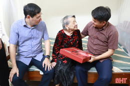 Chủ tịch Ủy ban MTTQ Hà Tĩnh trao quà cho đối tượng chính sách ở Hương Sơn