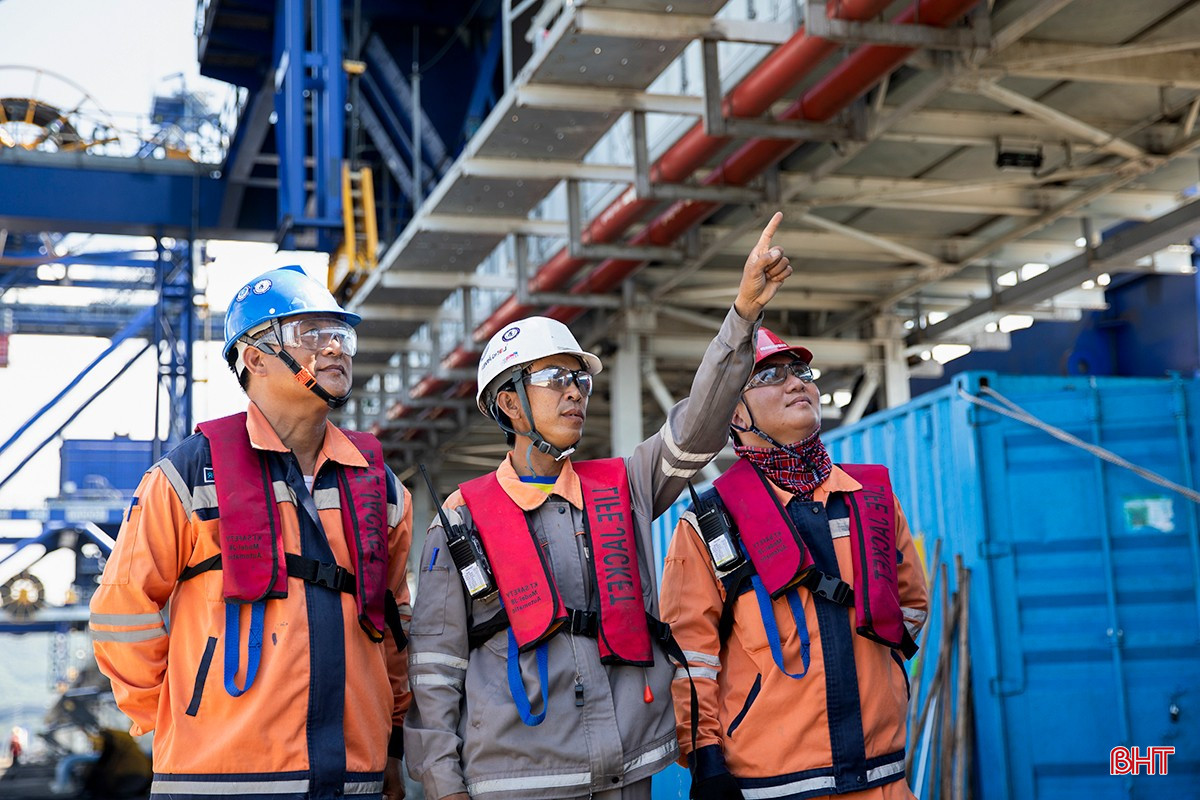 Officials and workers in Vung Ang Economic Zone have confidence in new opportunities. Photo: Thu Trang bqbht_br_ag7a1225.jpg