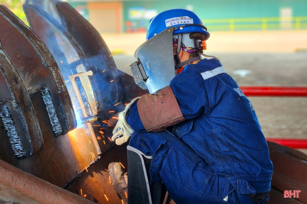 In the factories, workers enthusiastically carry out their tasks with new confidence and responsibility. Photo: Thu Trang bqbht_br_55.jpg