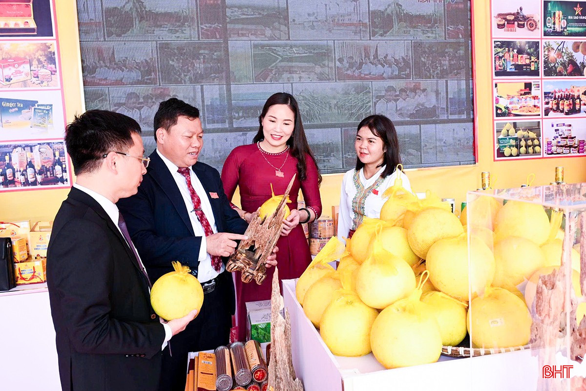 Delegation of Phuc Trach commune at the booth displaying local specialties on the occasion of the 20th Provincial Party Congress. bqbht_br_44.jpg