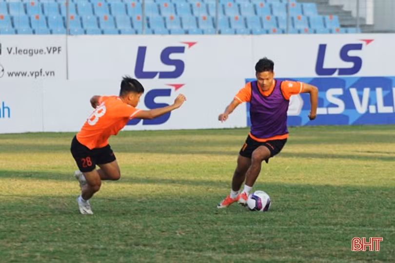 Hồng Lĩnh Hà Tĩnh làm quen sân Hòa Xuân, sẵn sàng đối đầu SHB Đà Nẵng