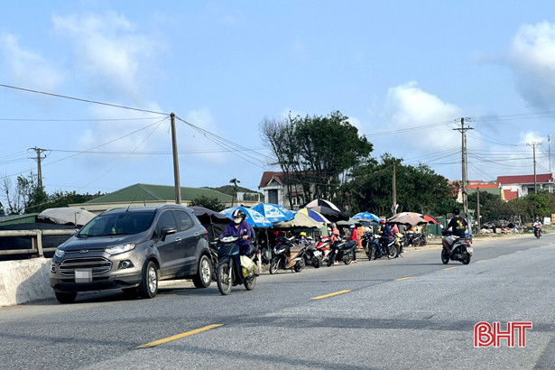 Thị xã Kỳ Anh ra quân xử lý tình trạng chợ tự phát lấn quốc lộ tại phường Kỳ Phương