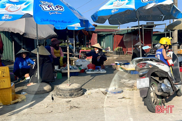 Chợ lấn quốc lộ ở đô thị phía Nam Hà Tĩnh