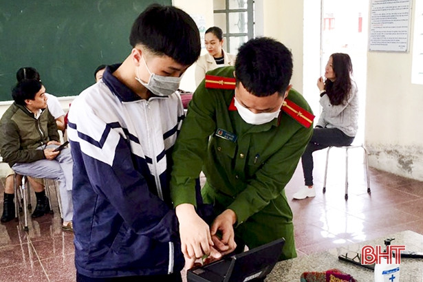 Công an Đức Thọ xuống thôn, về trường làm thủ tục cấp căn cước công dân
