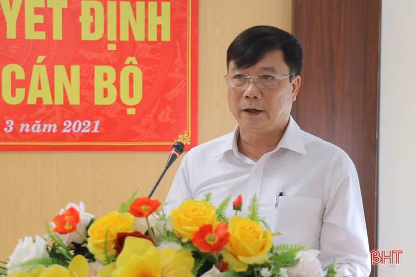 Công bố quyết định điều động Phó trưởng BQL Khu kinh tế tỉnh Hà Tĩnh giữ chức Phó Bí thư Huyện ủy Thạch Hà