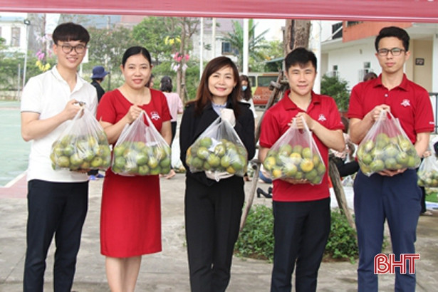Giáo viên, học sinh iSchool Hà Tĩnh “giải cứu” nông sản, “Cùng Báo Tuổi trẻ góp vắc-xin Covid-19”