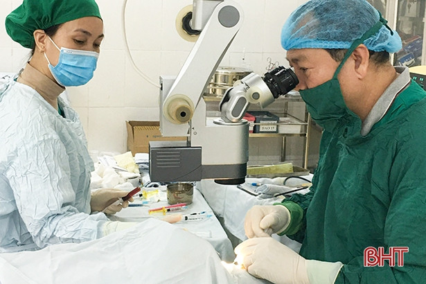 Phẫu thuật đục thủy tinh thể mang lại ánh sáng cho cụ bà 101 tuổi ở Hà Tĩnh