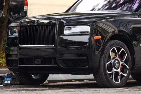 Rolls-Royce Cullinan Black Badge hơn 40 tỷ thứ 2 về Việt Nam