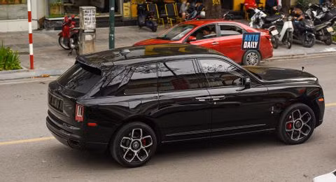 Rolls-Royce Cullinan Black Badge hơn 40 tỷ thứ 2 về Việt Nam