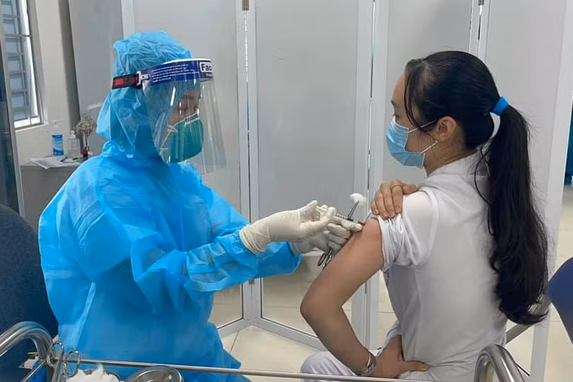 Những phụ nữ đầu tiên được tiêm vắc-xin Covid-19 trong ngày 8/3