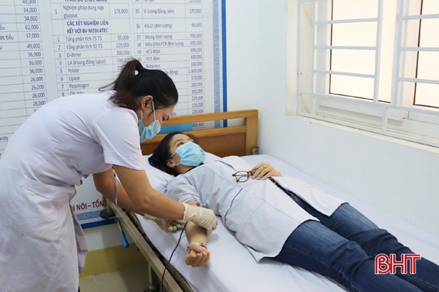 2 nữ điều dưỡng BVĐK TP Hà Tĩnh hiến máu cứu bệnh nhân nguy kịch