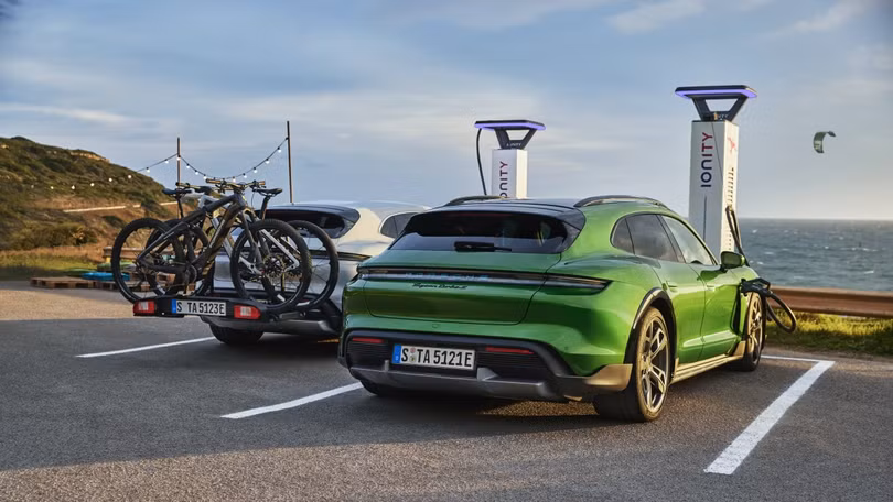 Porsche ra mắt xe điện gầm cao Taycan Cross Turismo