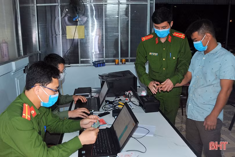 Công an Hà Tĩnh thức xuyên đêm làm thẻ căn cước cho công dân