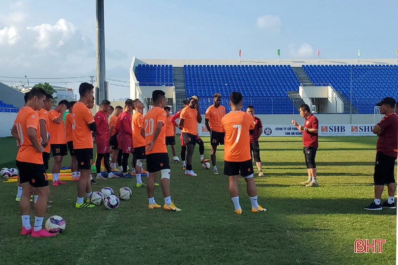 Hồng Lĩnh Hà Tĩnh làm quen sân Hòa Xuân, sẵn sàng đối đầu SHB Đà Nẵng