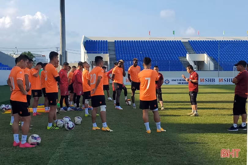 Hồng Lĩnh Hà Tĩnh làm quen sân Hòa Xuân, sẵn sàng đối đầu SHB Đà Nẵng