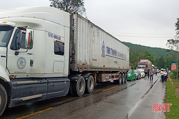 Hà Tĩnh: Tông nhau với xe rơ-moóc, xe tải gãy ngang phần đầu