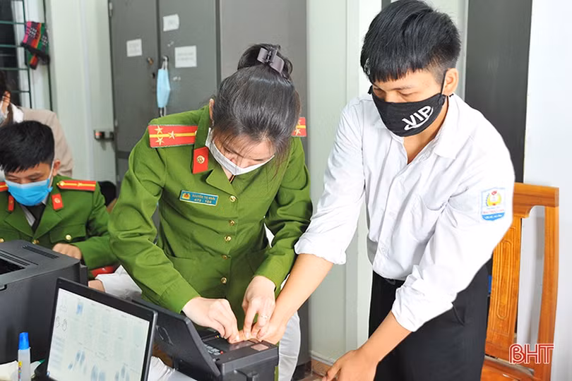 Công an Hà Tĩnh thức xuyên đêm làm thẻ căn cước cho công dân