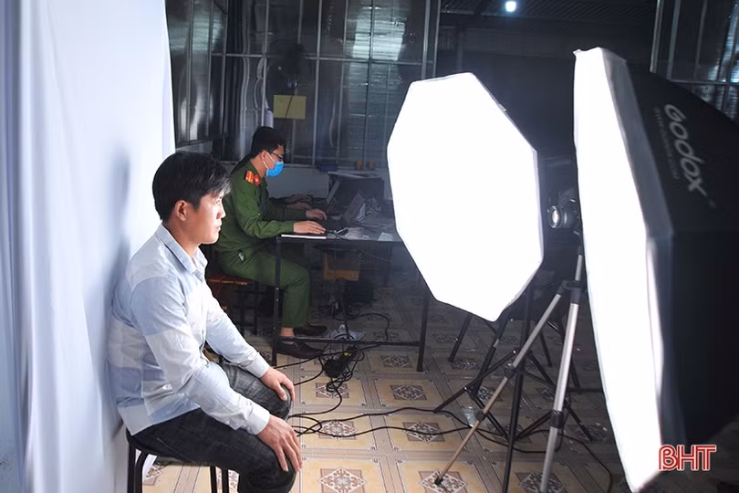 Công an Hà Tĩnh thức xuyên đêm làm thẻ căn cước cho công dân