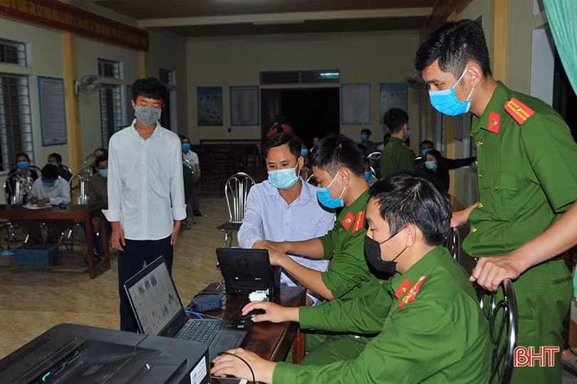 Công an Hà Tĩnh thức xuyên đêm làm thẻ căn cước cho công dân