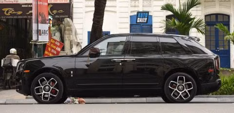 Rolls-Royce Cullinan Black Badge hơn 40 tỷ thứ 2 về Việt Nam