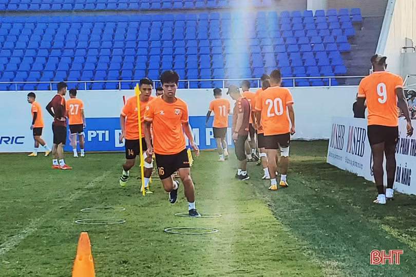 Hồng Lĩnh Hà Tĩnh làm quen sân Hòa Xuân, sẵn sàng đối đầu SHB Đà Nẵng