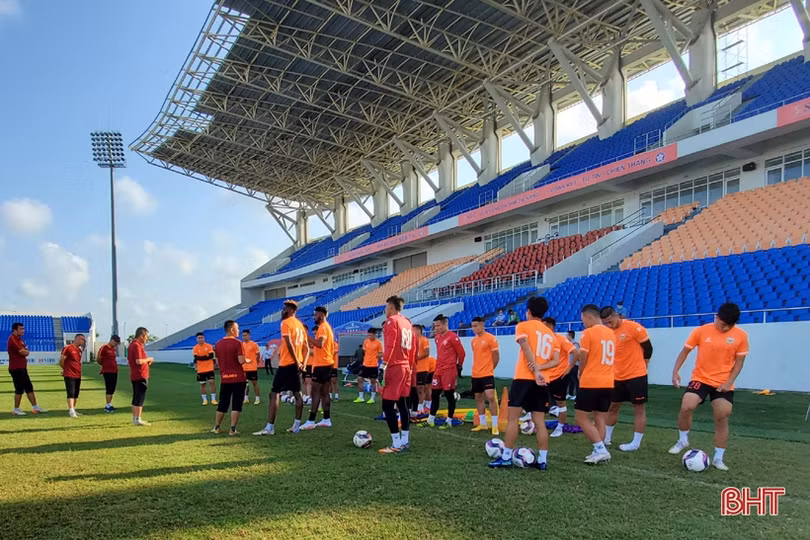 Hồng Lĩnh Hà Tĩnh làm quen sân Hòa Xuân, sẵn sàng đối đầu SHB Đà Nẵng