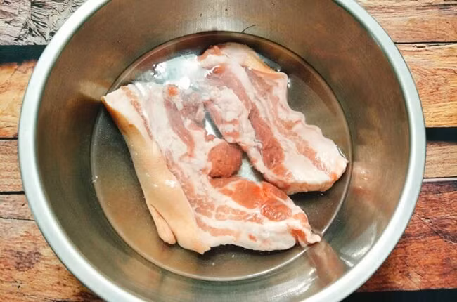 Người Việt nên bỏ ngay thói quen rửa thịt theo cách này vì sẽ làm tăng nguy cơ nhiễm khuẩn