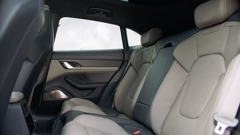 Porsche ra mắt xe điện gầm cao Taycan Cross Turismo