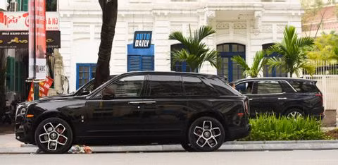 Rolls-Royce Cullinan Black Badge hơn 40 tỷ thứ 2 về Việt Nam