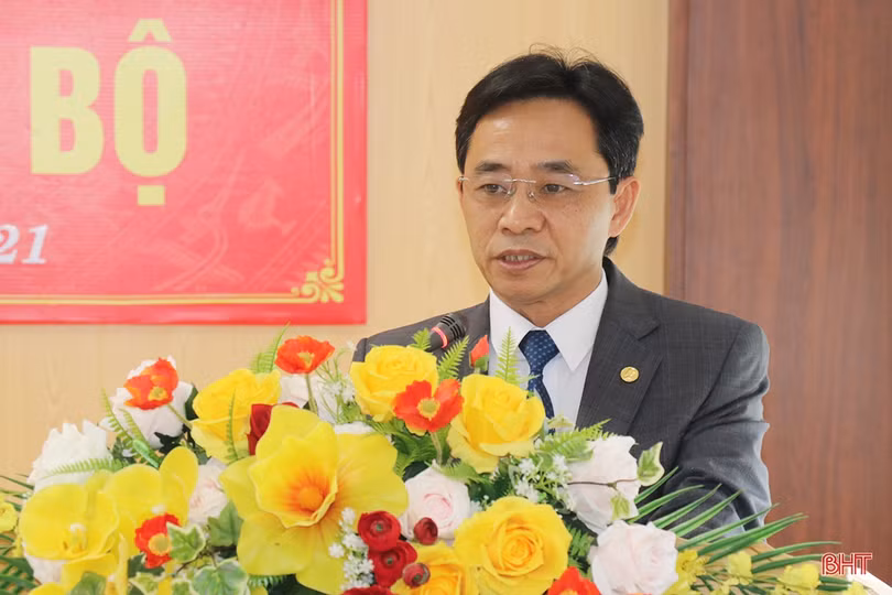 Công bố quyết định điều động Phó trưởng BQL Khu kinh tế tỉnh Hà Tĩnh giữ chức Phó Bí thư Huyện ủy Thạch Hà