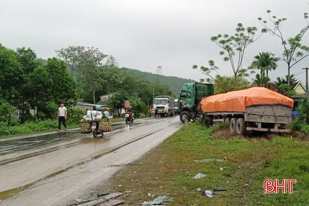 Hà Tĩnh: Tông nhau với xe rơ-moóc, xe tải gãy ngang phần đầu